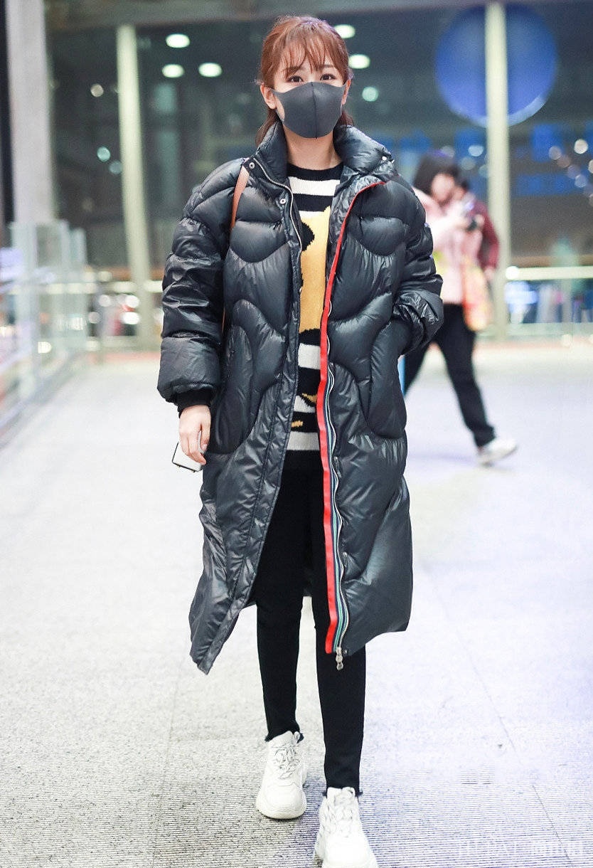 杨紫穿应援羽绒服走机场,内搭卫衣换个色显白太多,实力宠粉