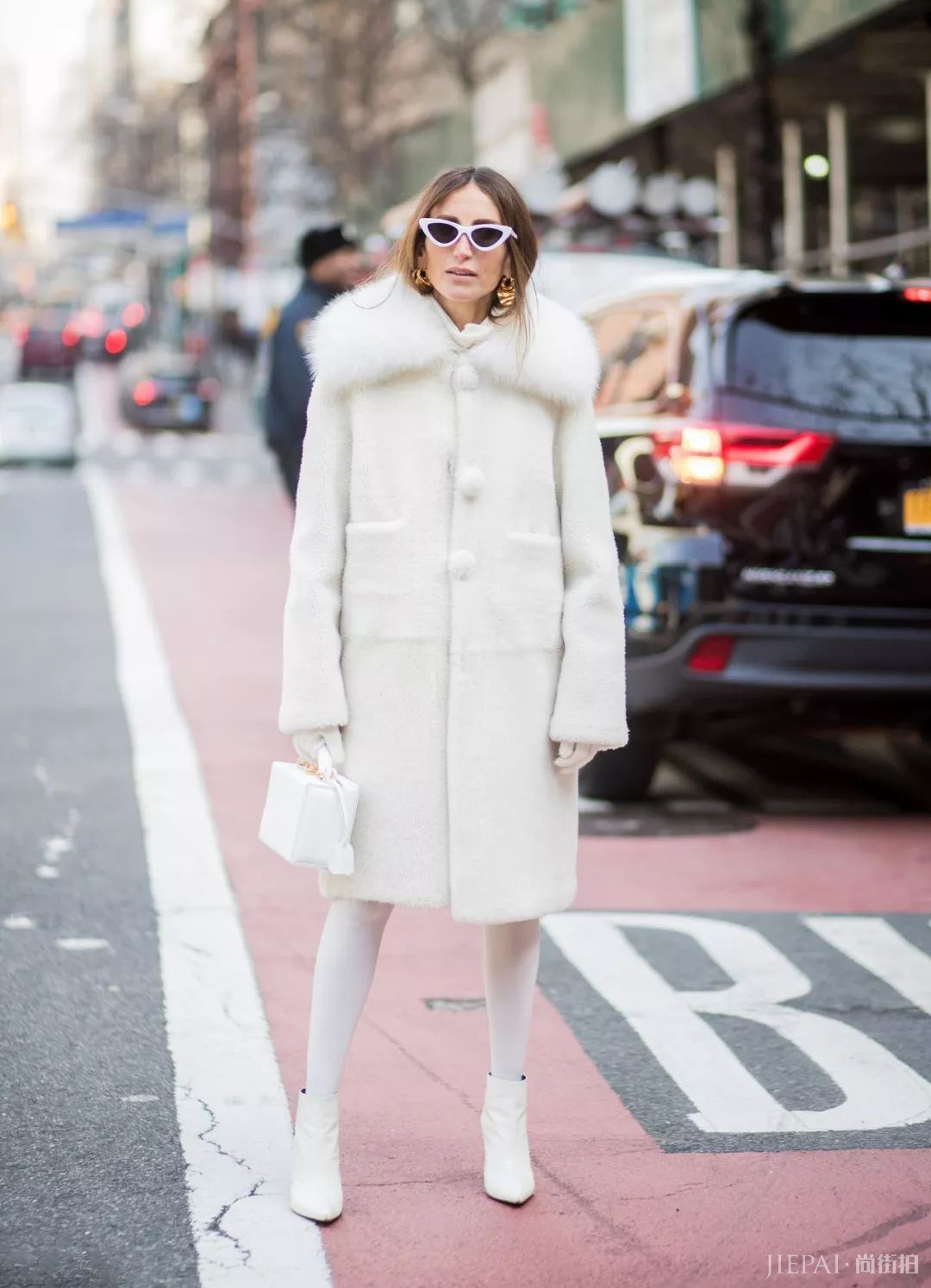 冬季的潮流时尚毛领大衣 再冷也不怕了