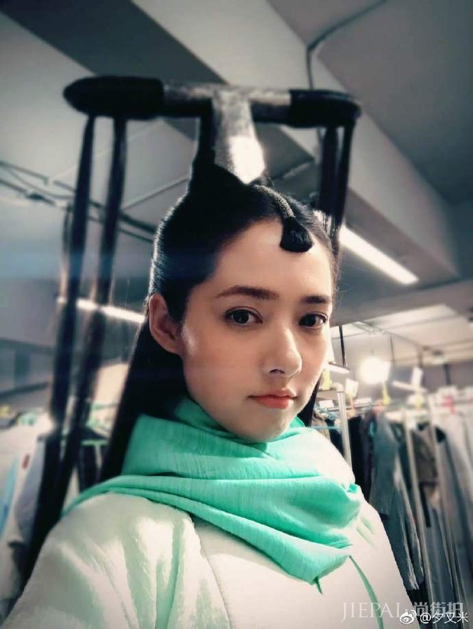 郭碧婷古装造型太拉风,像头上装了电线杆