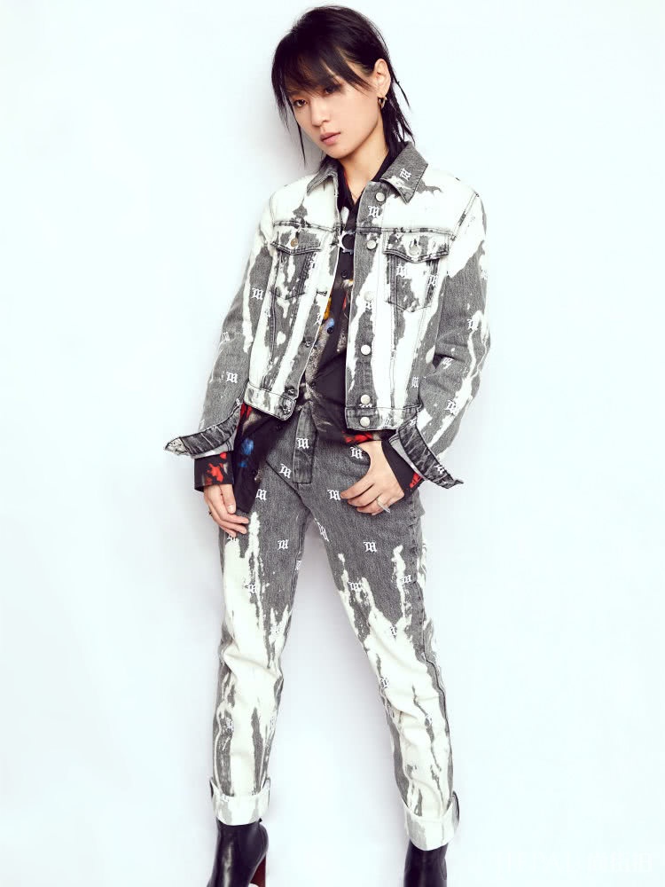 周笔畅居然爱上甜美风，但穿件蛋糕长裙就有点尴尬了！