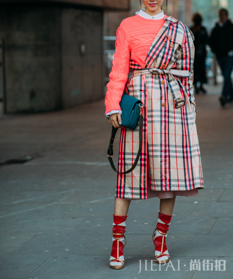 毛绒绒的温暖时尚魔法 白衬衫配什么毛衣