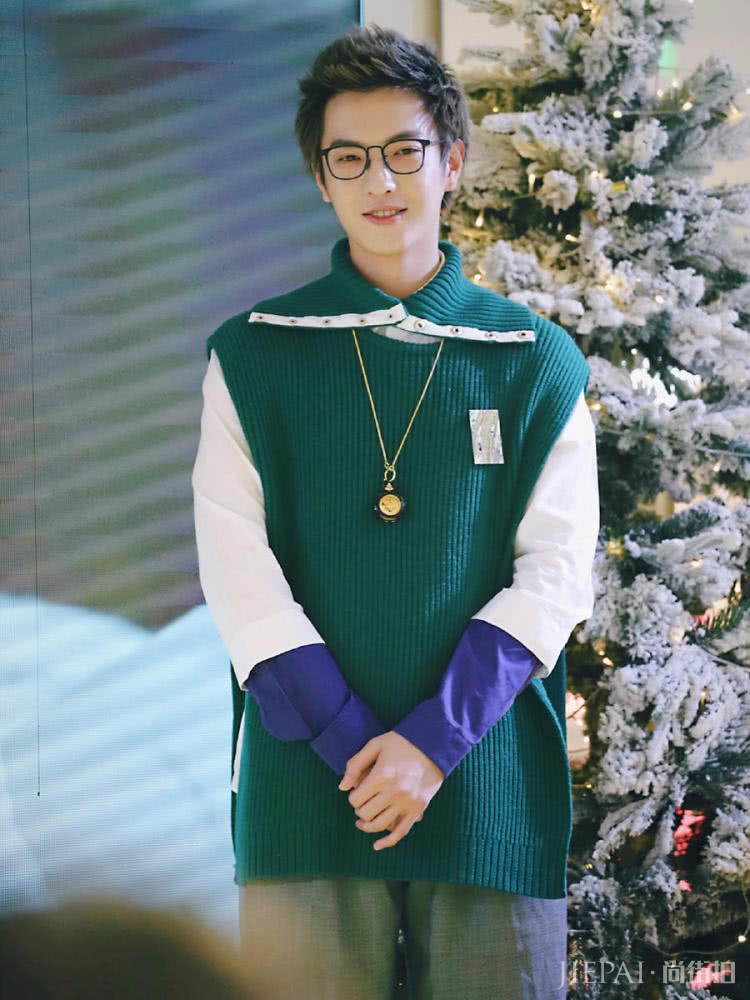 董岩磊染一头粉毛,大胆配绿色“貂”