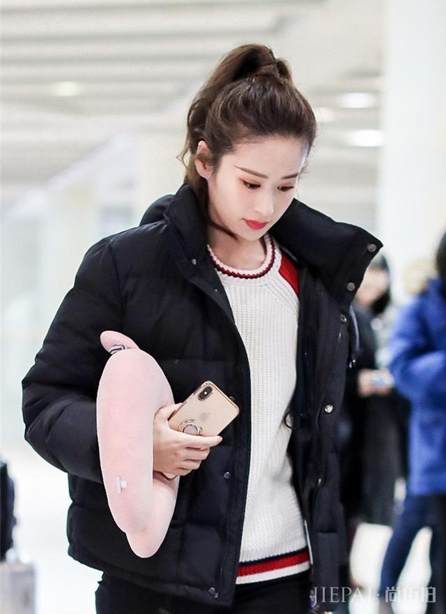 关晓彤和颖儿撞上羽绒服,网友:终于见识了真正的少女感