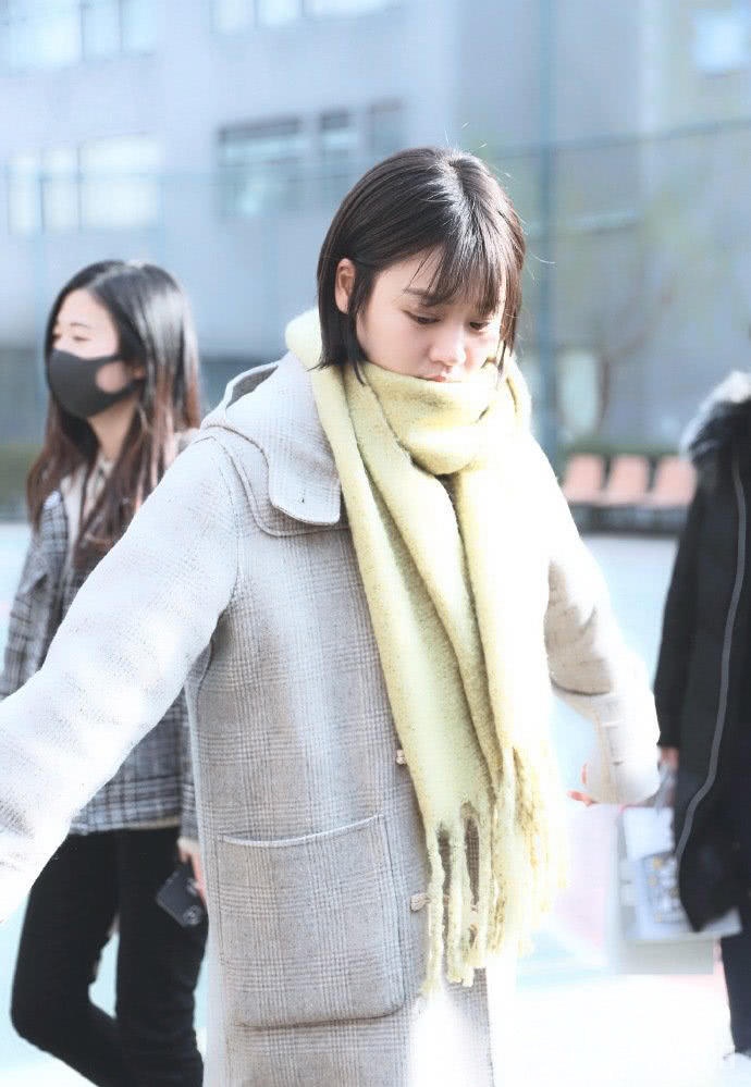 马思纯剪短发身穿大衣配草绿色围巾,超超超级减龄!