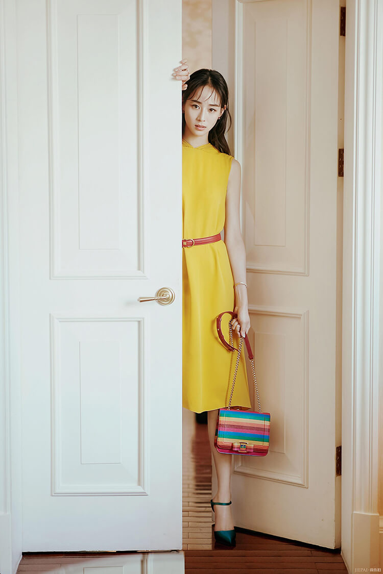 张钧甯厉害了,裙子反着穿却意外的好看,换个发型美回18岁