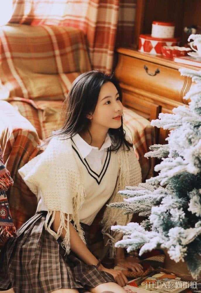 陈都灵衬衫百褶裙穿成高中生,微微一笑更呆萌