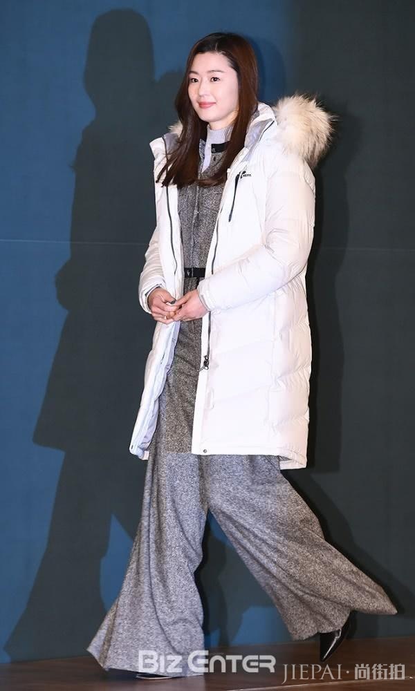 全智贤棉服配拖地连体裤超显腿短,一般人真无法驾驭