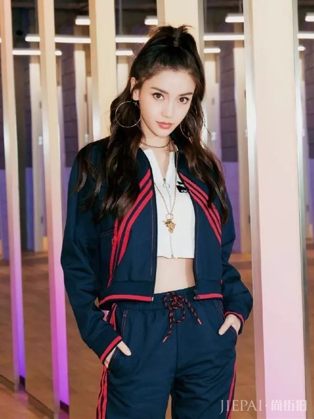 杨颖印花毛衣+双马尾清新减龄,好可爱