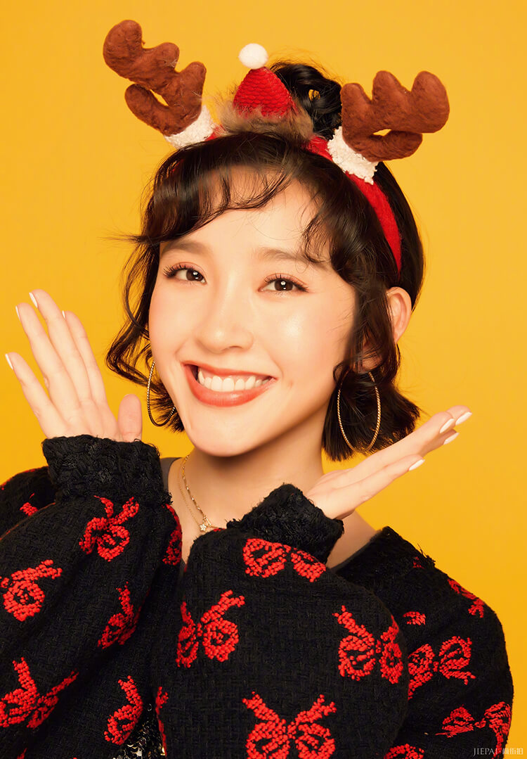 唐艺昕将刘海烫卷了,搭配短发俏皮又可爱