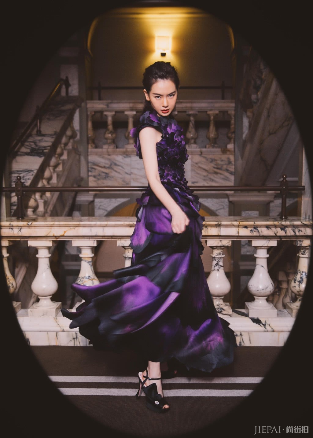 戚薇真浪费了这件“花瓣裙”,用力过度眼神超呆滞,美感全无了