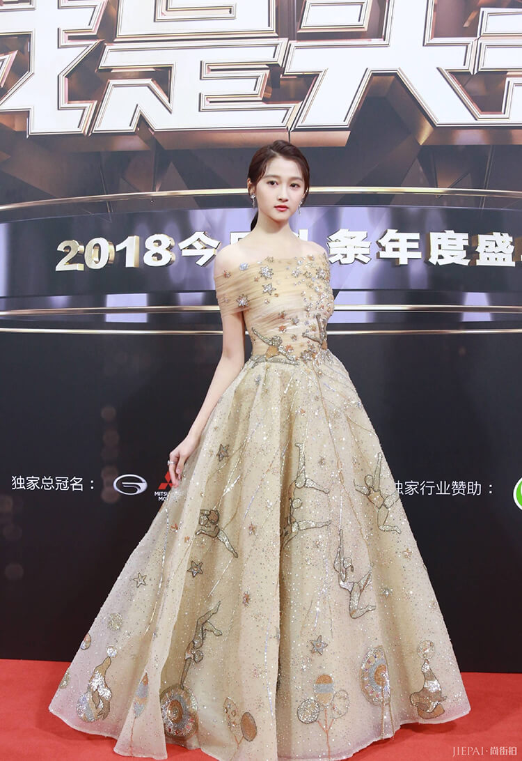 关晓彤一袭金色星星裙高调走红毯,无敌气质闪耀全场!