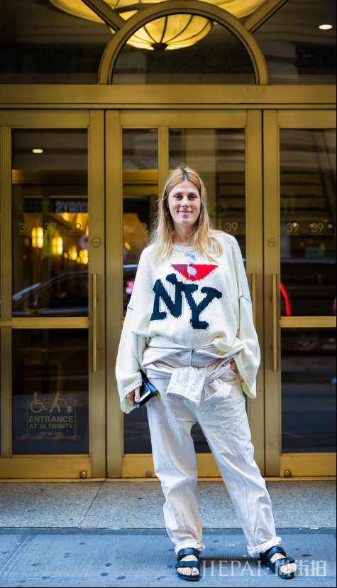 毛绒绒的温暖时尚魔法 白衬衫配什么毛衣