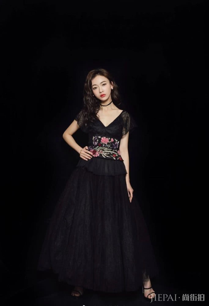 吴谨言又换新发型,波浪大卷配黑色蕾丝裙,复古优雅女人味十足