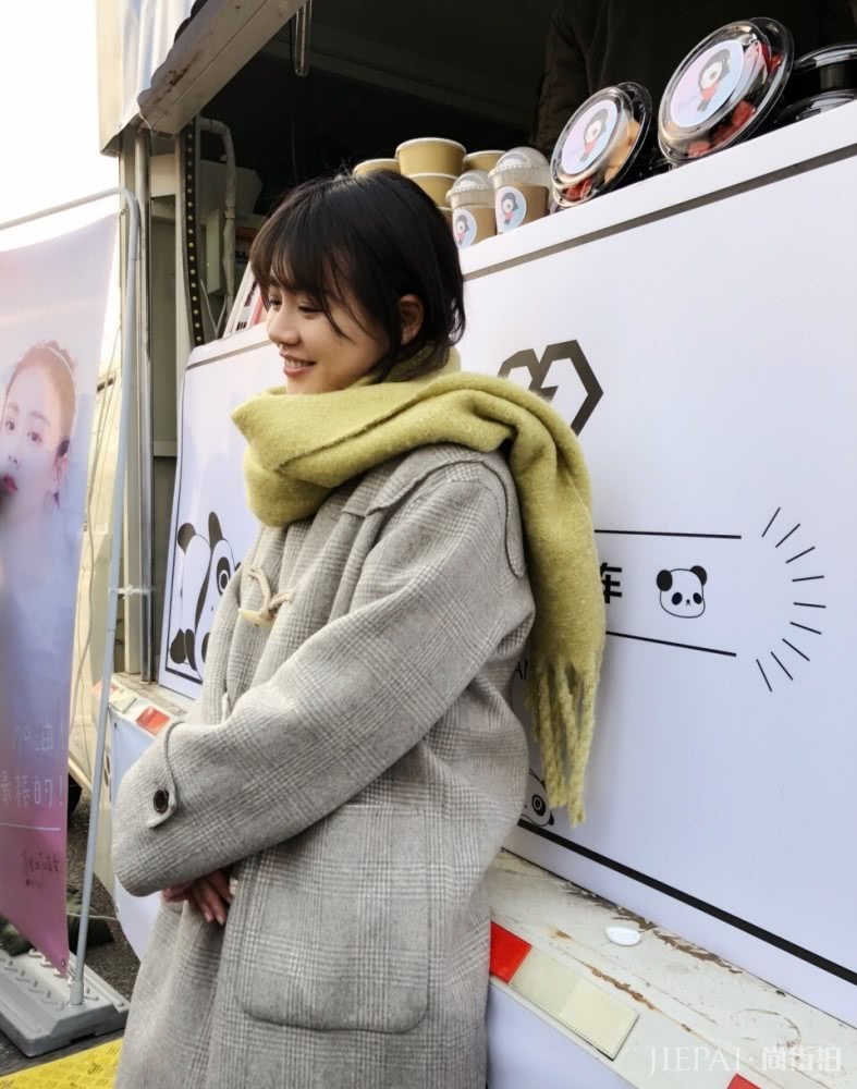 牛角扣大衣配什么裤子?马思纯搭配直筒裤温柔又时髦,真漂亮