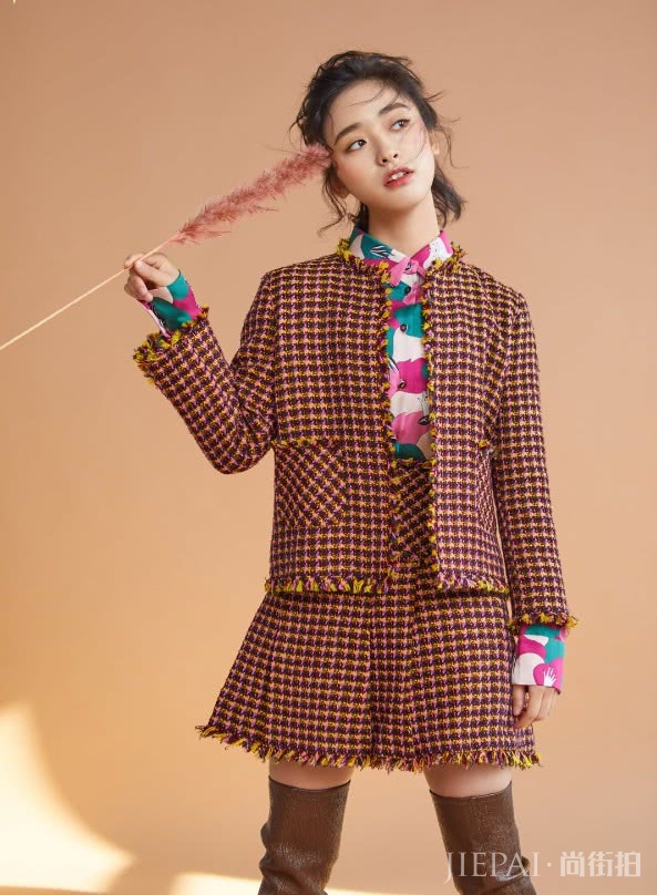 沈月胖不胖我不知道,只知道她把过膝长靴穿成了长袜,腿真够细!