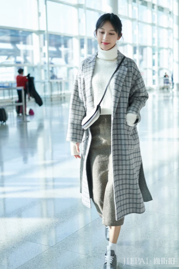 张俪“水泥裙”穿出“小鸟腿”,看了好心疼!