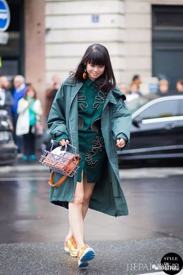 欧美街拍 超显白的绿色衣服彰显时尚高级感