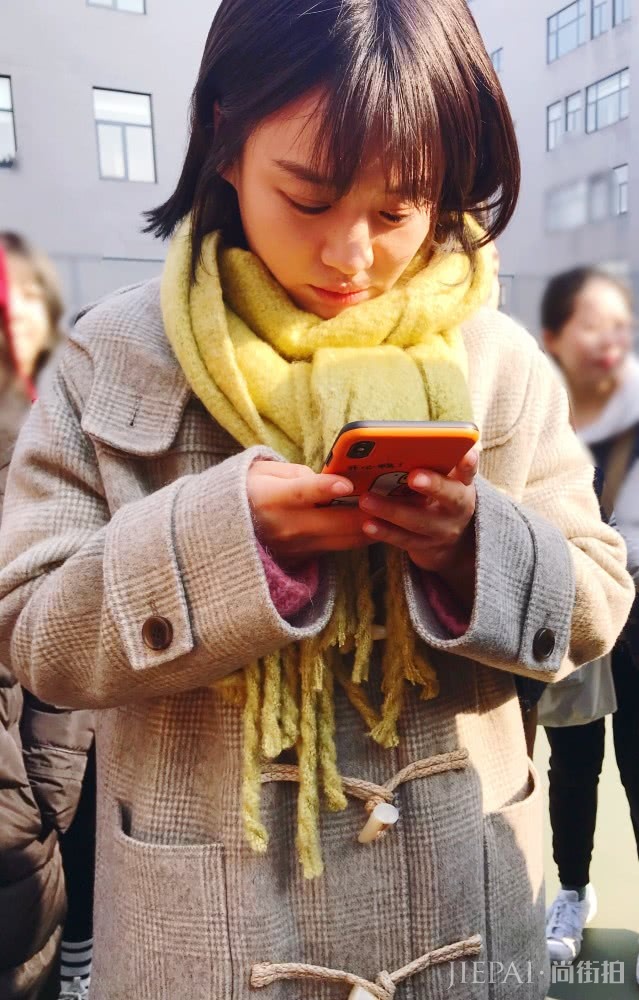 牛角扣大衣配什么裤子?马思纯搭配直筒裤温柔又时髦,真漂亮