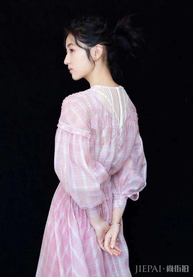 张子枫粉色蓬蓬裙可爱又清纯，17岁衣品艳压众女星！