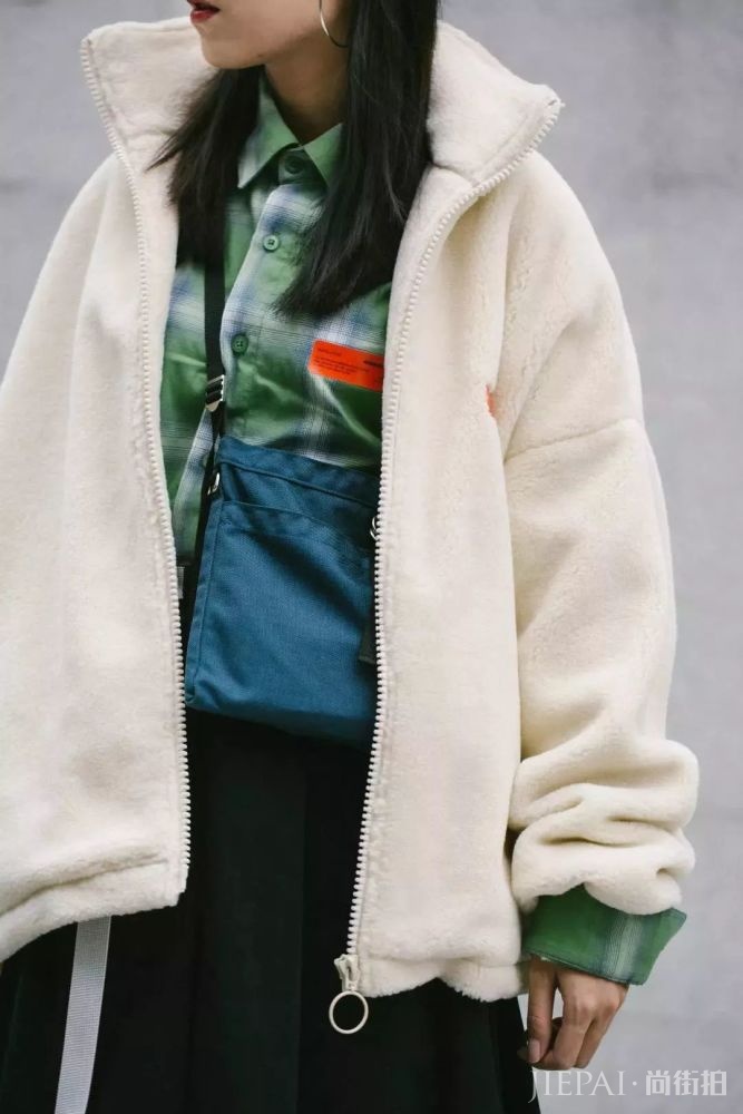 骚气衬衫配保温棉服，最后袜子暖你双脚