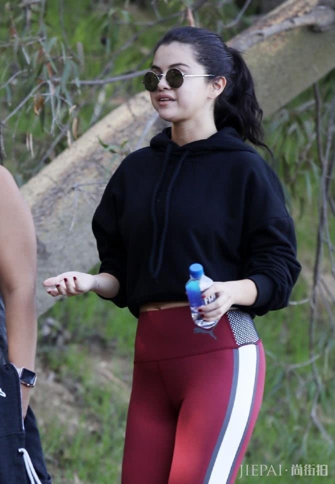 赛琳娜又穿运动衣秀小蛮腰啦