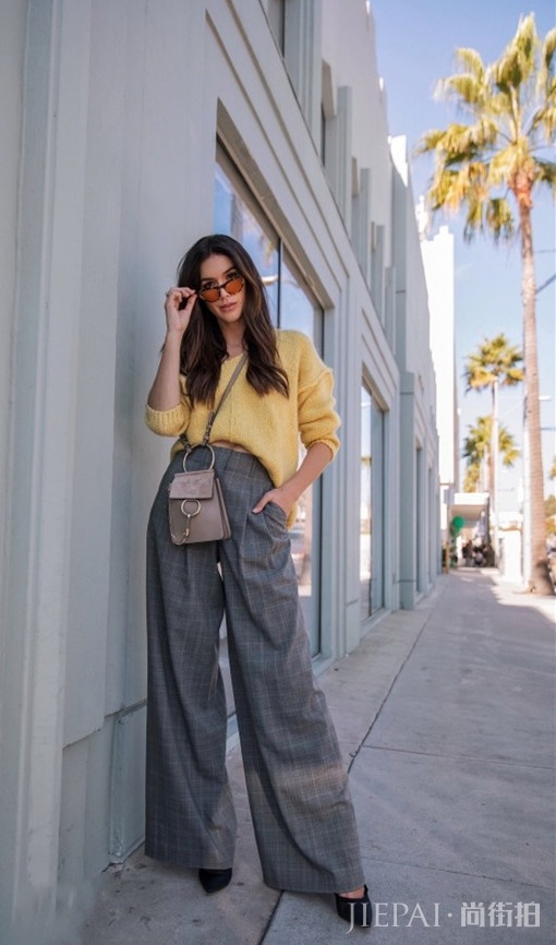 穿上一件温暖纯色毛衣,让简约与优雅并行