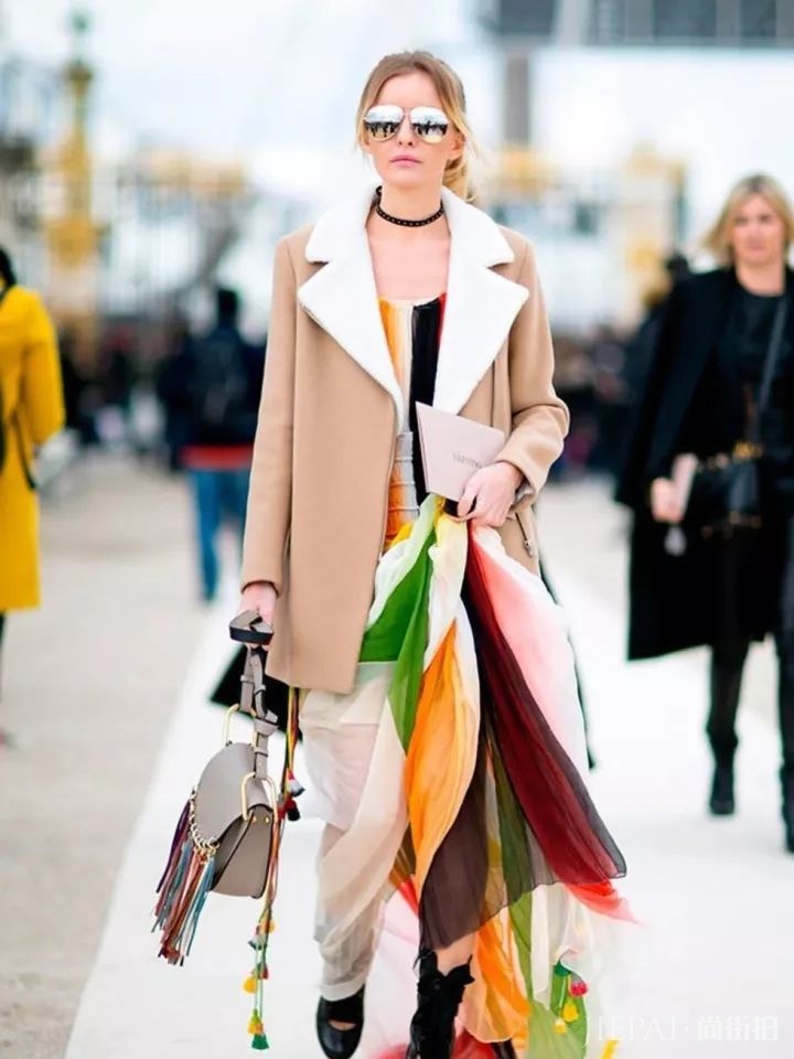 长大衣里面套裙子,竟然这么好看!