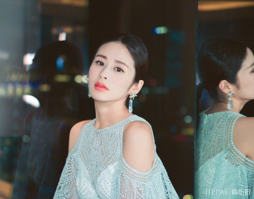 颖儿气质越来越好了,低马尾搭白色衬衣知性优雅又美丽