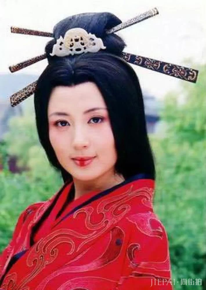 故宫口红上演宫斗戏，但你知道古代美人画唇有多认真吗？