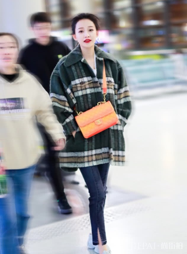 孙怡亮相机场,差点让人认不出来,脸到底怎么回事?产后后遗症吗