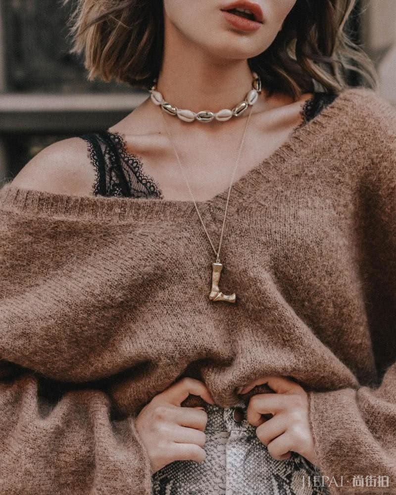 堪比瘦脸神器的V领毛衣，分分钟穿出你的天鹅颈