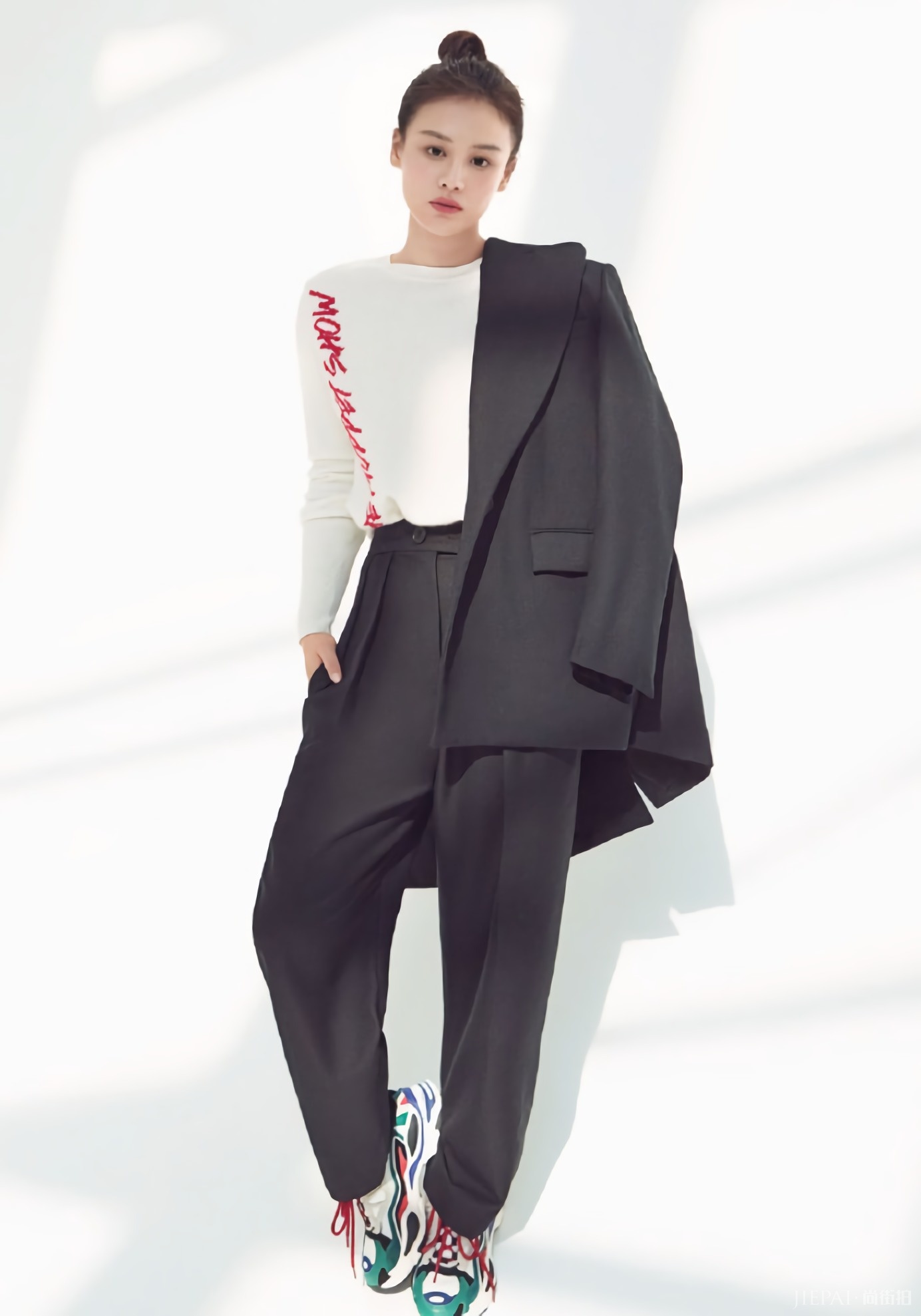 马思纯衣服上的一“兜”毁造型！