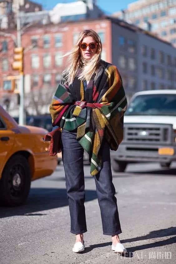 欧美街拍 时尚潮人只靠一条“围巾”立马变优雅