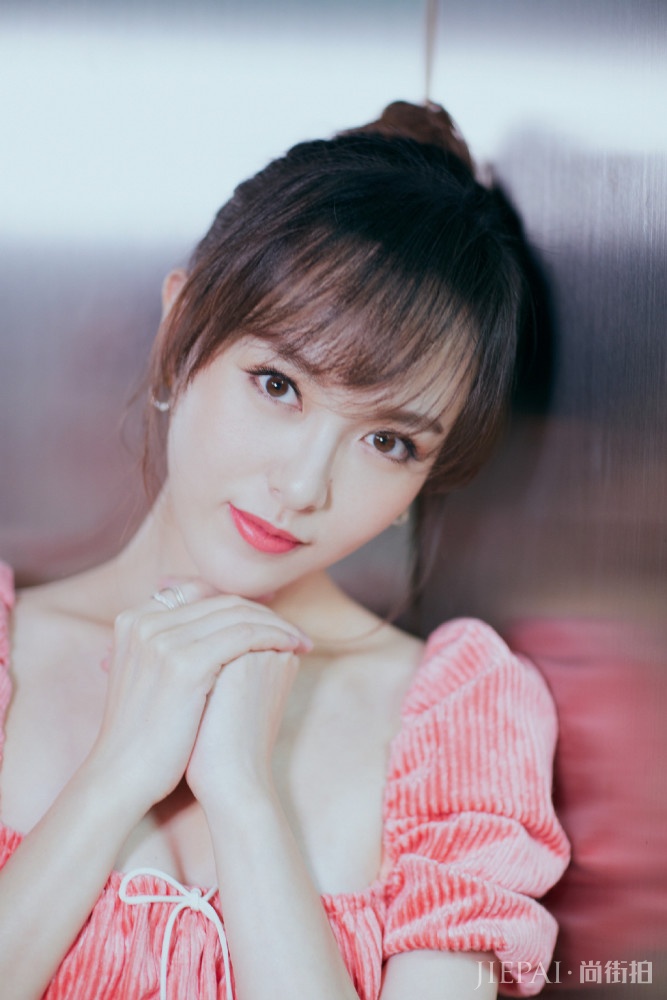 尖叫之夜群星云集,唐嫣穿粉色连衣裙甜美粉嫩,美极了!