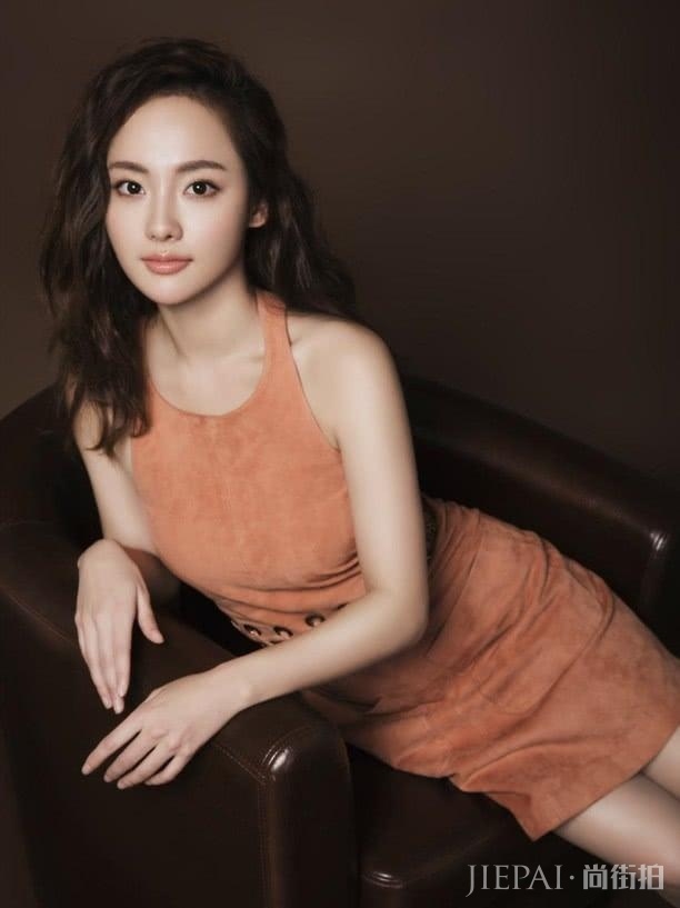 “琼女郎”张嘉倪秀巴掌腰