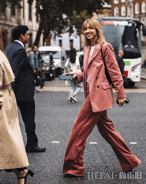 秋冬季节穿什么衣服？套装省去搭配烦恼