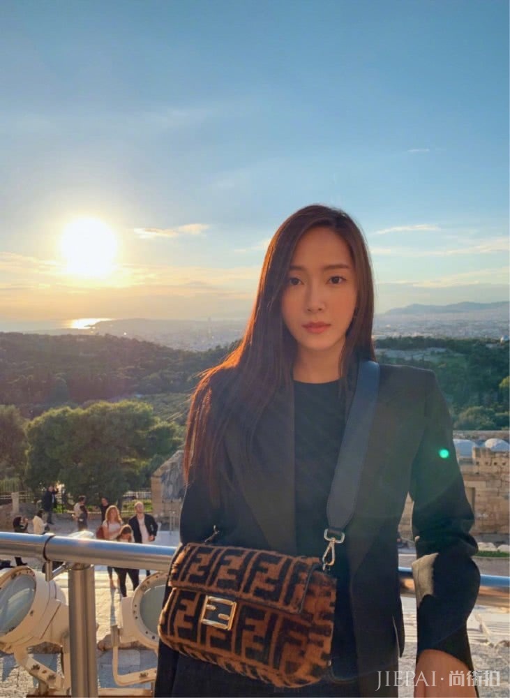 郑秀妍晒旅行美照，穿西装变霸道女总裁，如行走的画报