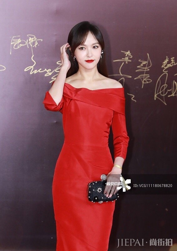 唐嫣穿一抹红改走少妇路线,网友:少女感不要了?