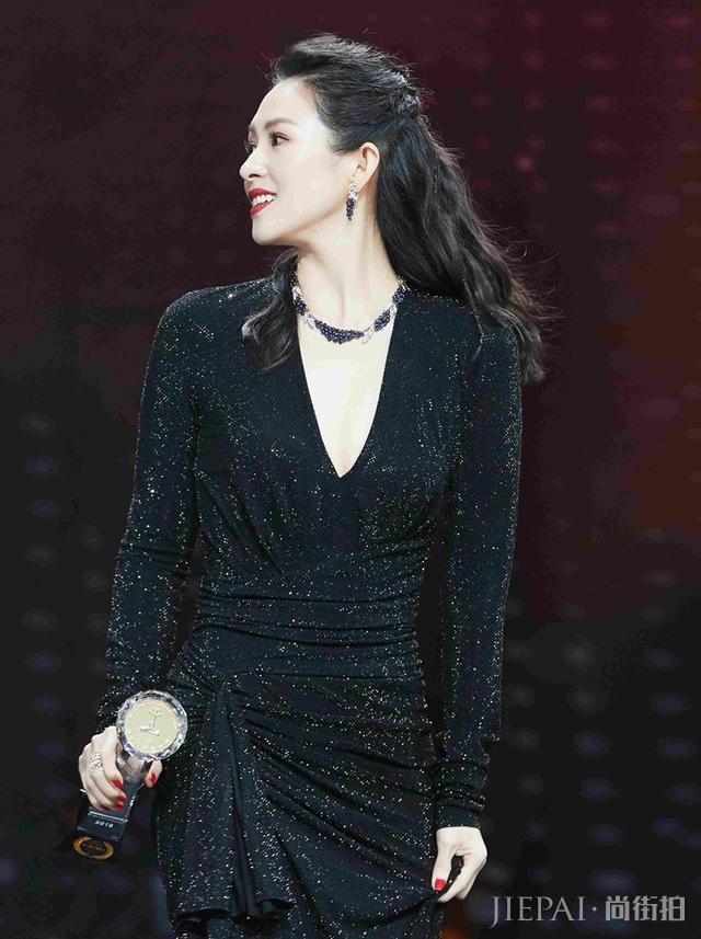 章子怡获影后穿水钻礼服,踩松糕鞋上台领奖,人美就可以放肆穿?