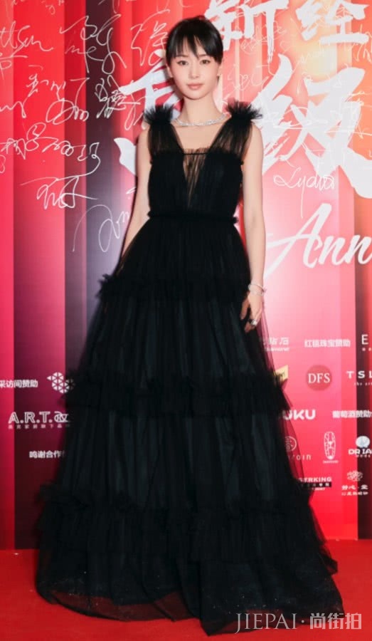 王子文将“4条裙子”叠一起增高,这身材比例真绝!