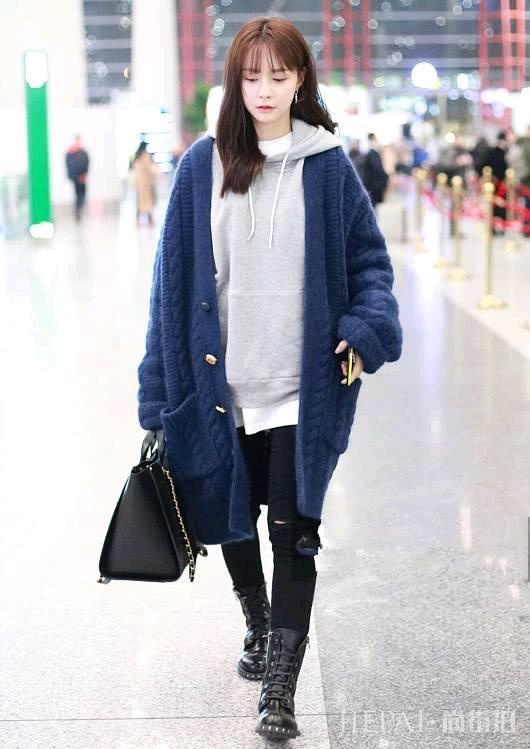 沈梦辰跨香奈儿包现身,紧身裤配宽毛衣,美!