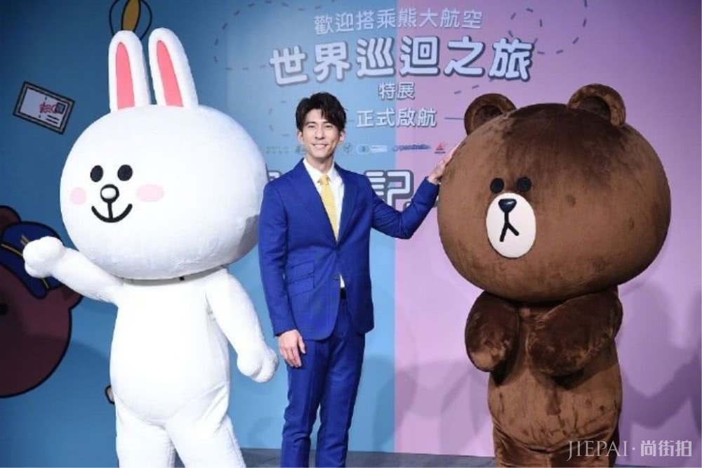 修杰楷出席活动，穿宝蓝色西装帅气有范，奶爸亲和力满分