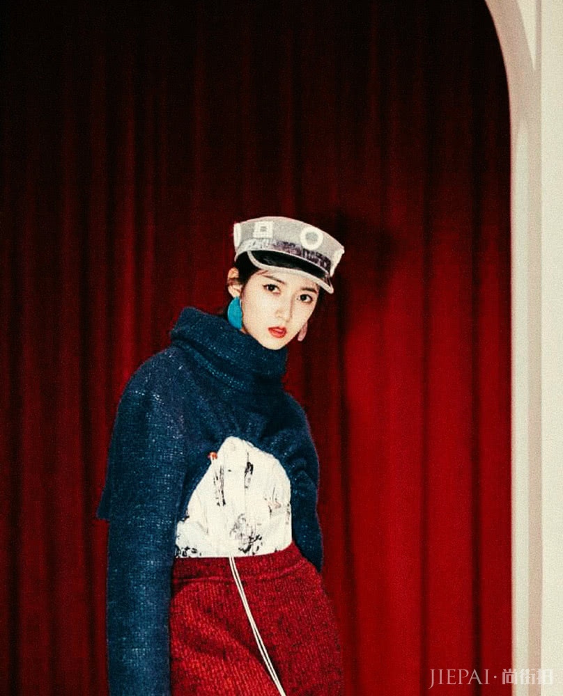 陈钰琪穿宽松羽绒服内搭外套,时尚又不显臃肿