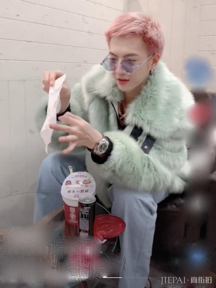 董岩磊染一头粉毛,大胆配绿色“貂”