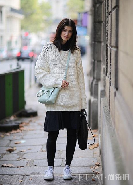 杭州街拍：长相精致的90后美女，魔鬼的身材让人羡慕，好想抱走