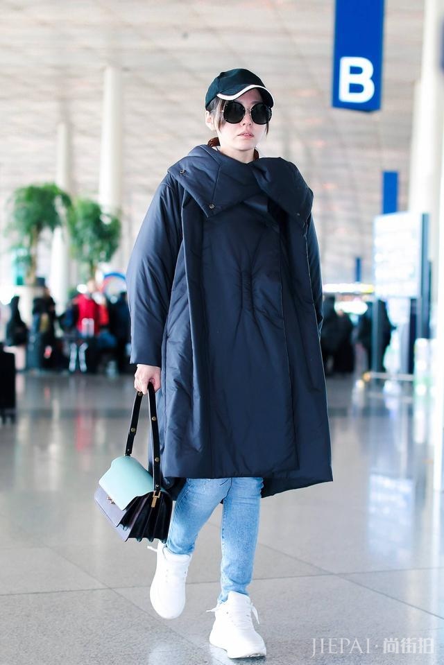 张靓颖机场又穿大羽绒服瘦腿裤,只是换个发型最少年轻10岁!