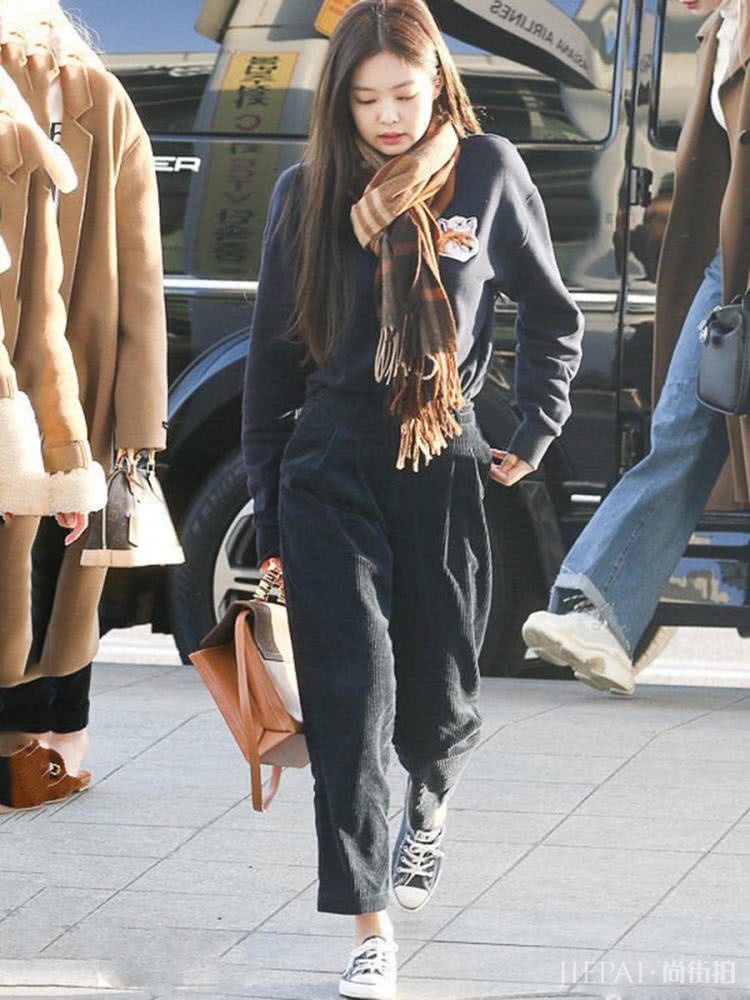韩国女团Lisa穿垮肩大衣，Jennie露脚跟