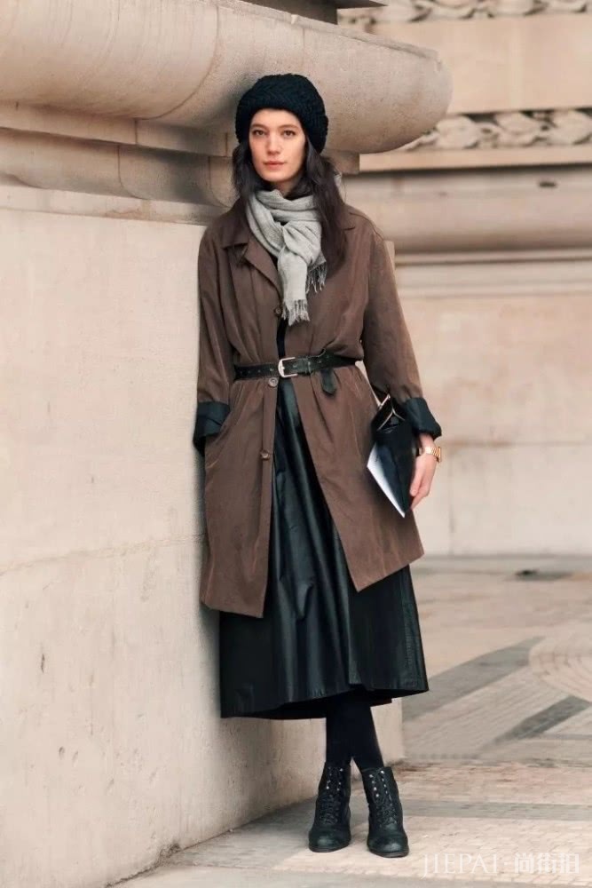 欧美街拍 裙子+打底袜已成冬季最时尚保暖的穿法了