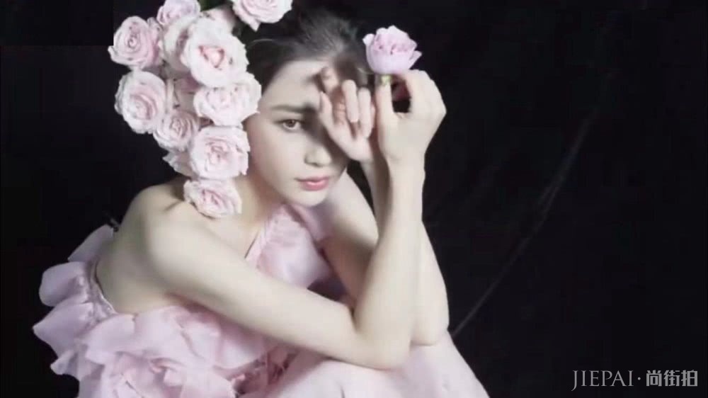 Angelababy登封面造型多变，穿粉裙撞衫唐嫣