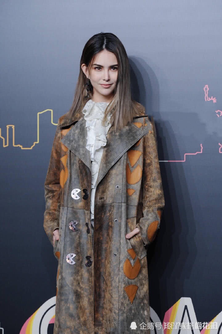 昆凌现身蔻驰秀场,风衣加短裤大秀长腿!大脚却亮了!